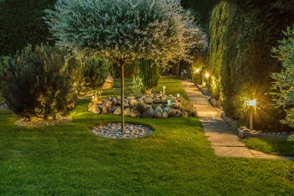 Beleuchteter Gartenweg