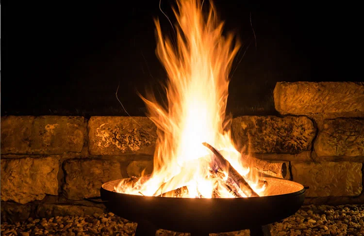 Brennende Feuerschale im Garten