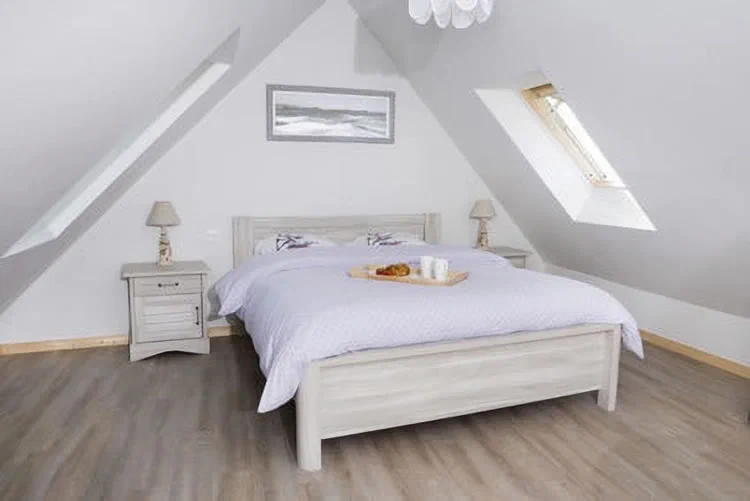 Speziell unterm Dach wirkt ein weißes Schlafzimmer größer