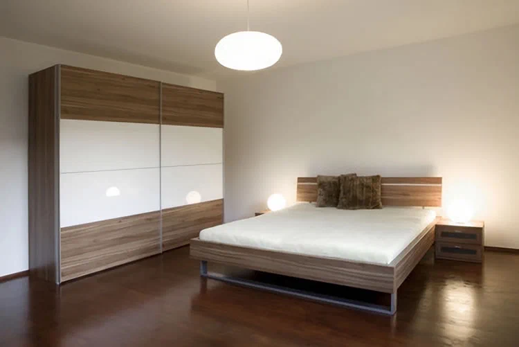 Schlafzimmer in warmen Farben
