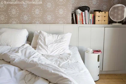 Unordentliches Bett nach dem Aufstehen