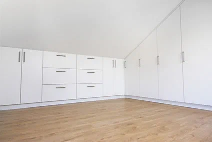 Stauraum durch Einbauschrank an der Dachschräge