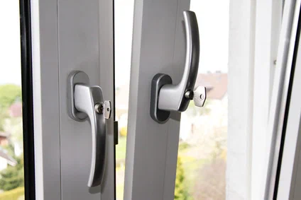 Kekipptes Fenster mit abschließbarem Griff