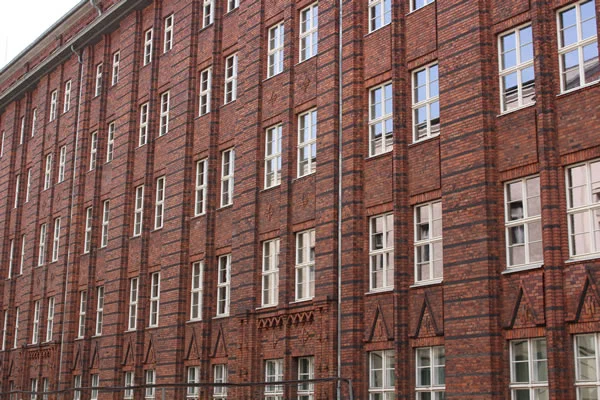 Altbaufassade mit Kastenfenstern