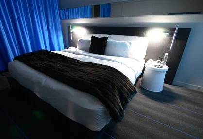 Dunkles Schlafzimmer mit Blau kombiniert