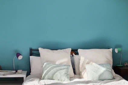Schlafzimmer mit blauer Wand