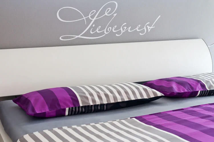 Wandtattoo mit Schriftzug Liebesnest