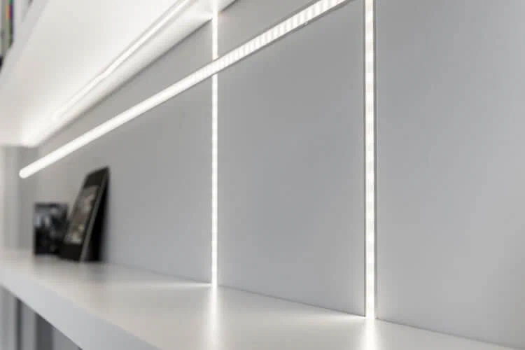 Wandbeleuchtung mit eingelassenen LED Leisten