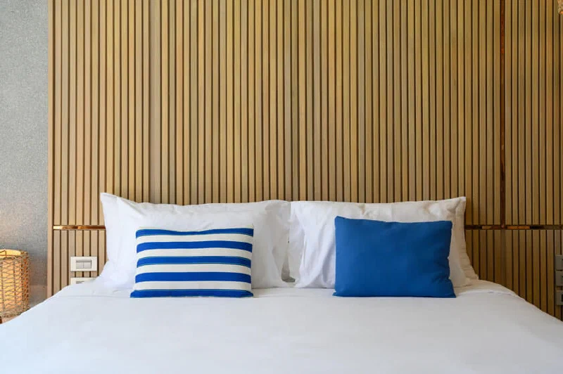 Akustikpaneele hinter dem Bett im Schlafzimmer