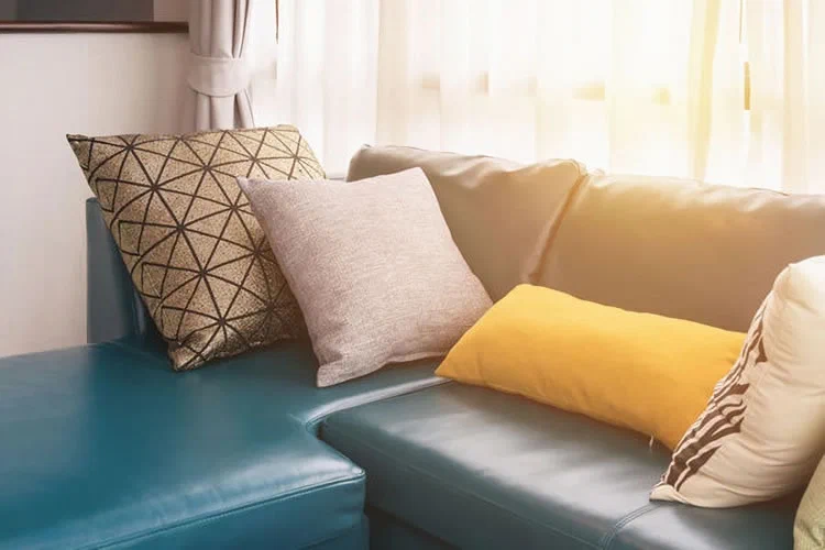 Leder Couch mit Kissen